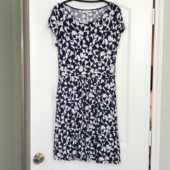 Boden Dresses & Skirts - Pretty Boden casual dress with pockets! Fun blue and white pattern.
